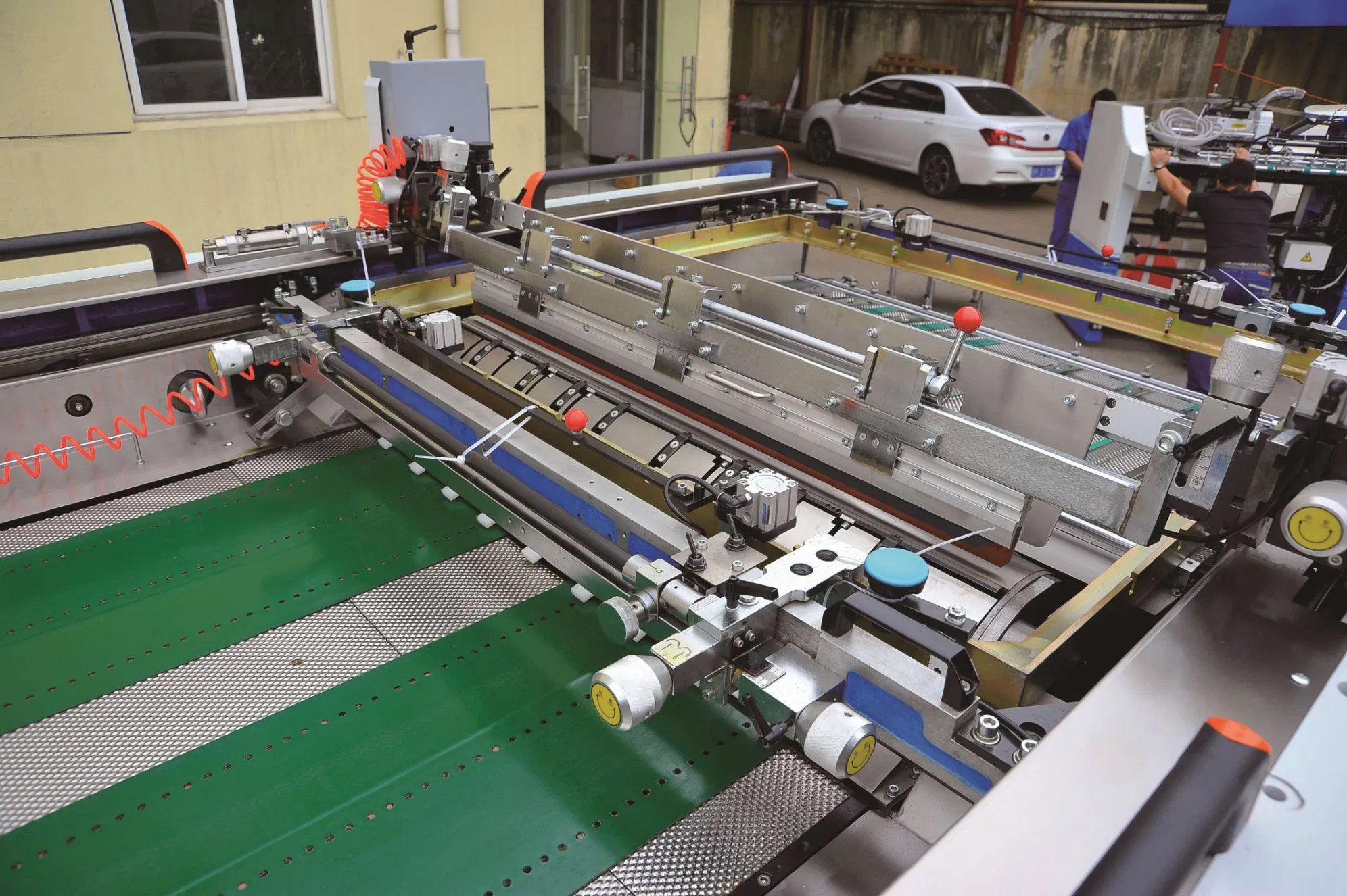 Hot Sale Non-Stop Silk Screen Printing Machine with Spot Full UV Varnish Coating and Curing Solidification Dryer Drying for Packaging and Printing Factory