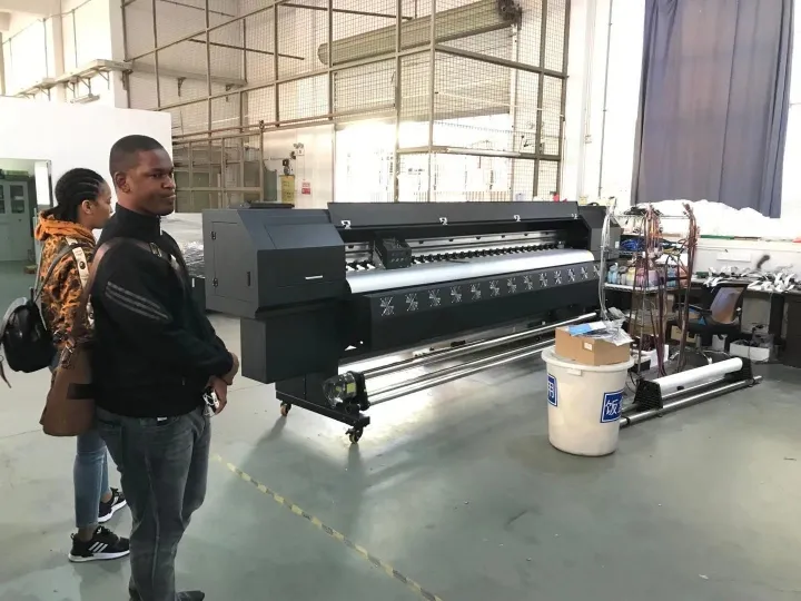 Large Format Machine That Prints Banners and Stickers, PVC, Sav